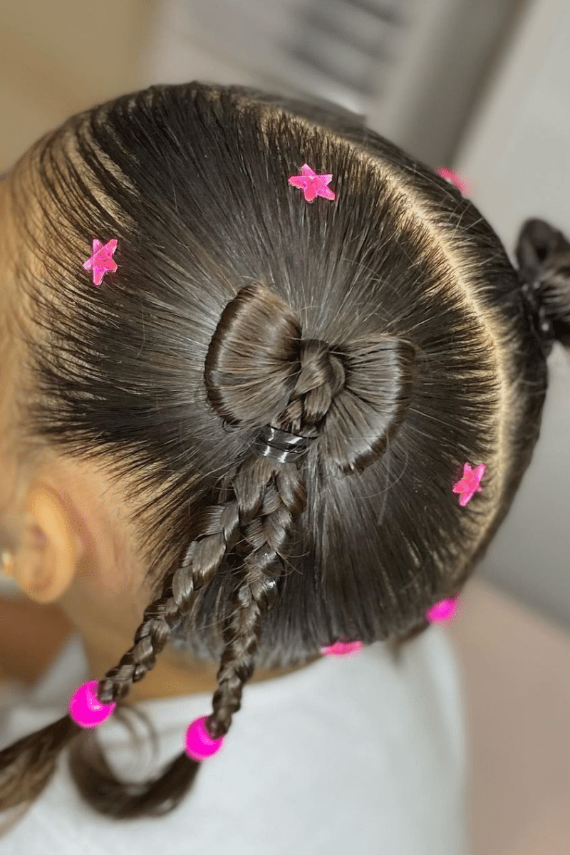 Penteados para cabelos cacheados infantis para ir à escola